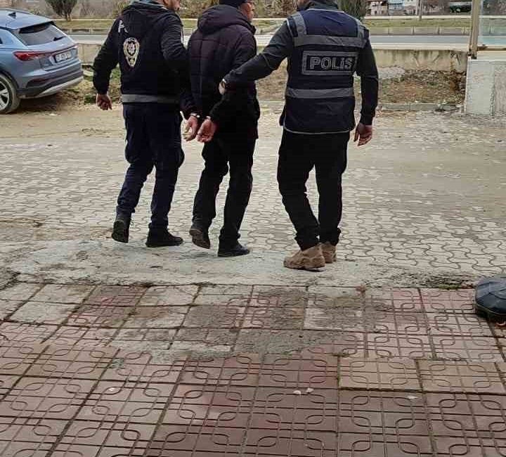 Kastamonu’da çocuklara sigara sattığı iddia edilen büfe işletmecisi kendisiyle tartışan