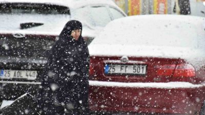 Sabah saatlerinde güneşli havanın hakim olduğu Oltu ilçe merkezinde, öğle