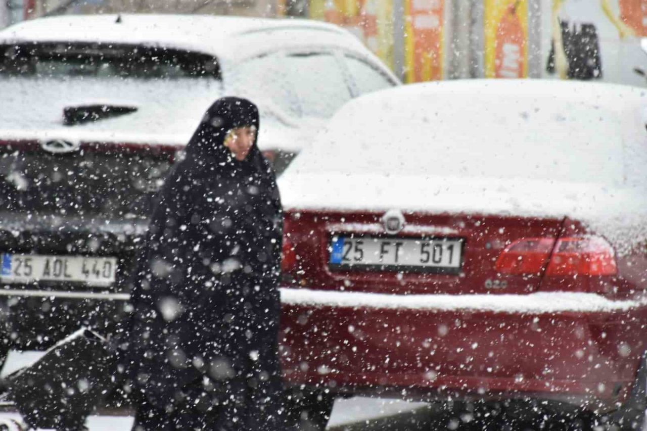 Sabah saatlerinde güneşli havanın hakim olduğu Oltu ilçe merkezinde, öğle