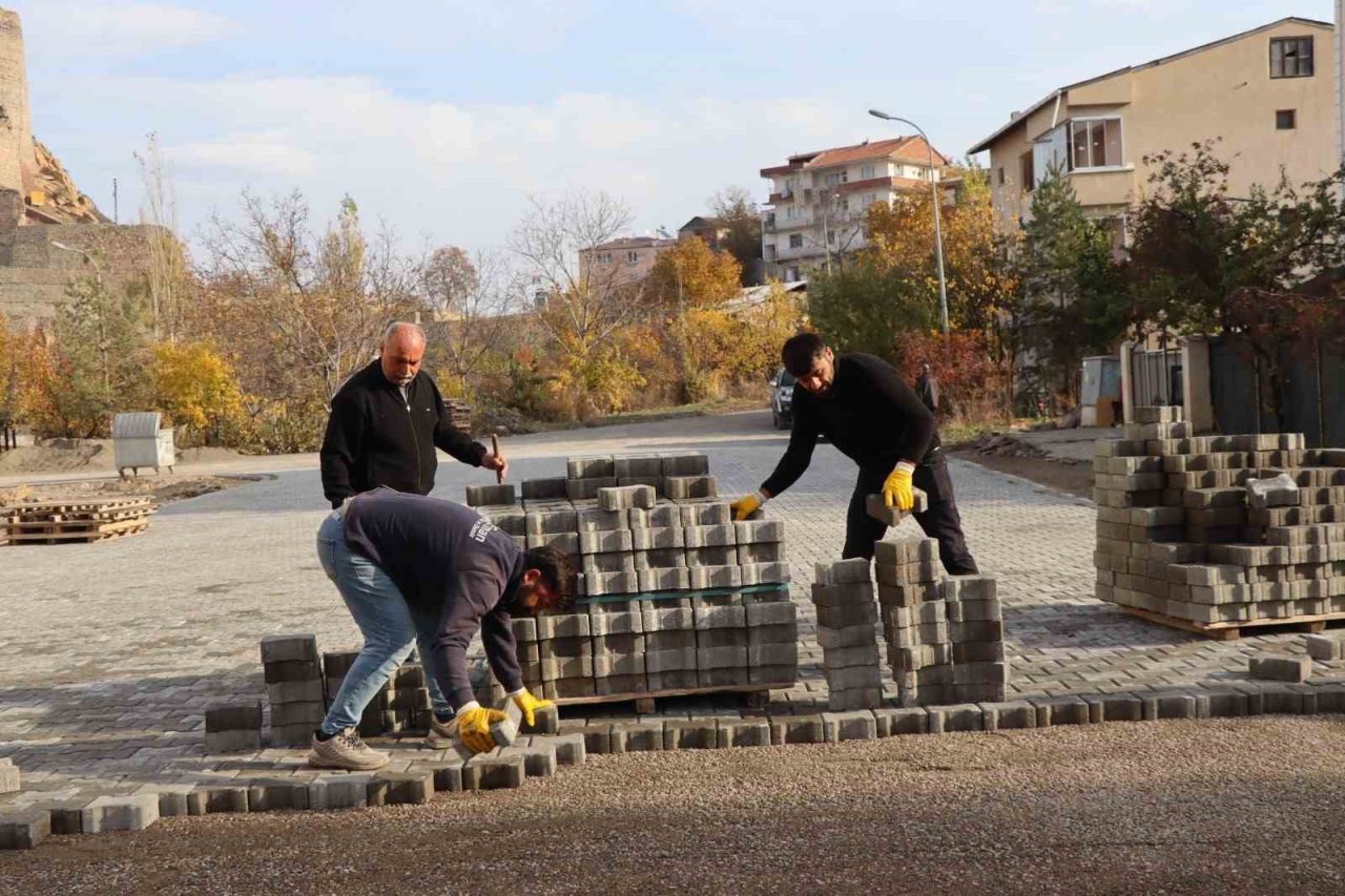 Erzurum’un Oltu ilçesi merkez ve mahallelerinde devam eden yol yapım