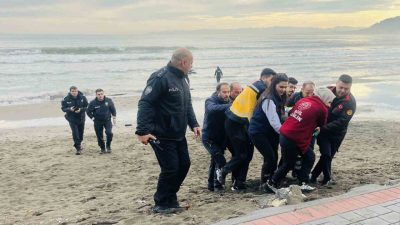 Ordu’nun Ünye ilçesinde denize atlayan kadın, itfaiye ekipleri tarafından kurtarıldı.