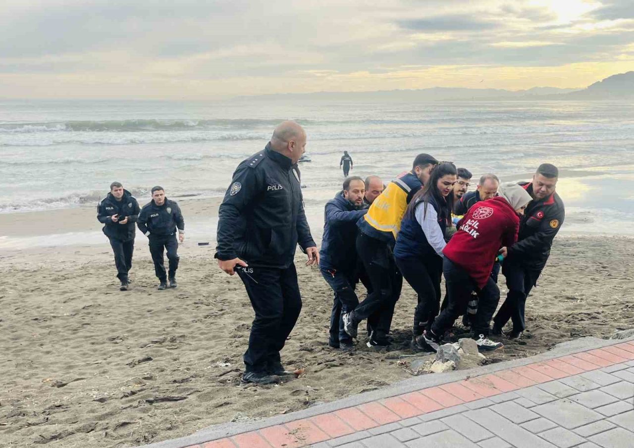 Ordu’nun Ünye ilçesinde denize atlayan kadın, itfaiye ekipleri tarafından kurtarıldı.
