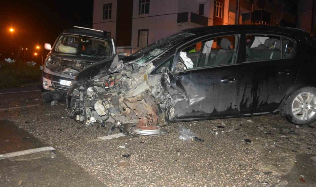 Ordu’nun Ünye ilçesinde hafif ticari araç ile otomobilin kafa kafaya