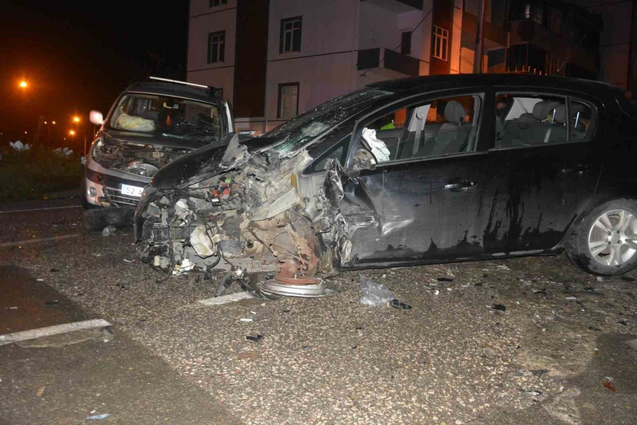 Ordu’nun Ünye ilçesinde hafif ticari araç ile otomobilin kafa kafaya