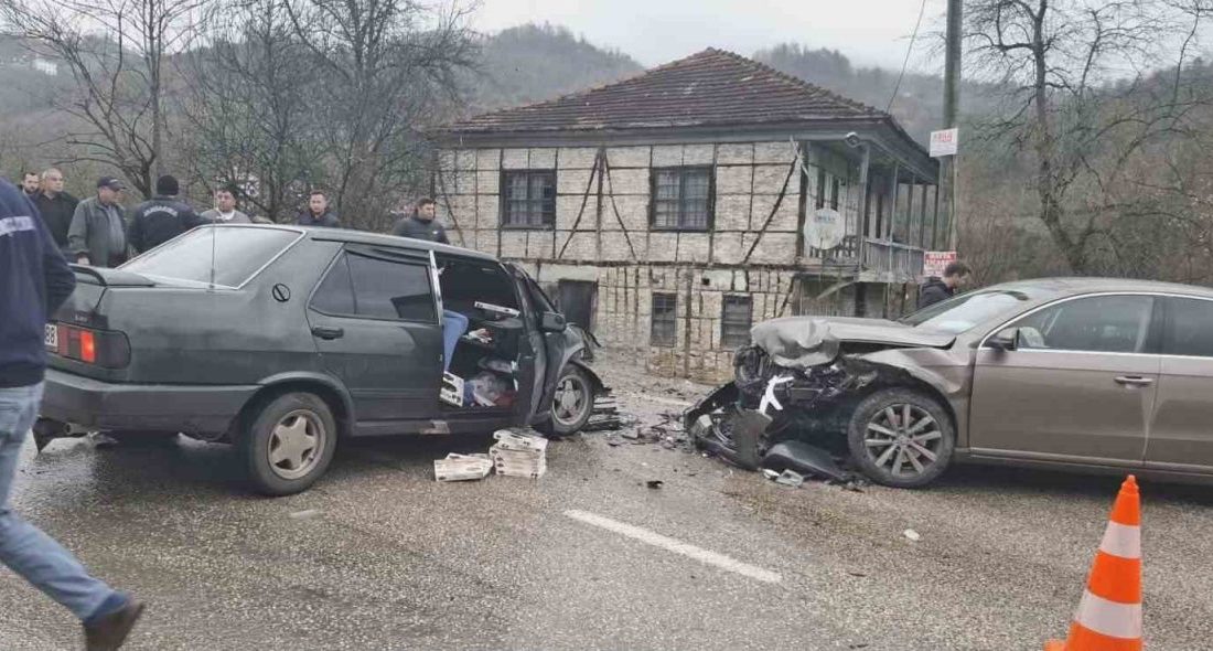 Ordu’nun Fatsa ilçesinde Tofaş otomobil ile bir aracın çarpıştığı kazada