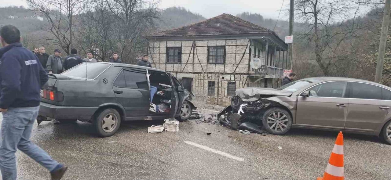 Ordu’nun Fatsa ilçesinde Tofaş otomobil ile bir aracın çarpıştığı kazada