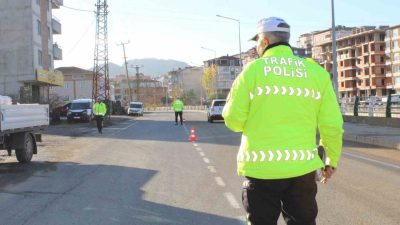 Ordu’nun Ünye ilçesinde polis ekipleri tarafından gerçekleştirilen denetimlerde, kurallara uymayan