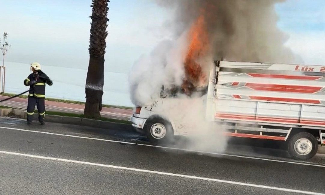 Ordu’da seyir halindeki kamyonetin motor kısmında çıkan yangın, itfaiye ekiplerince
