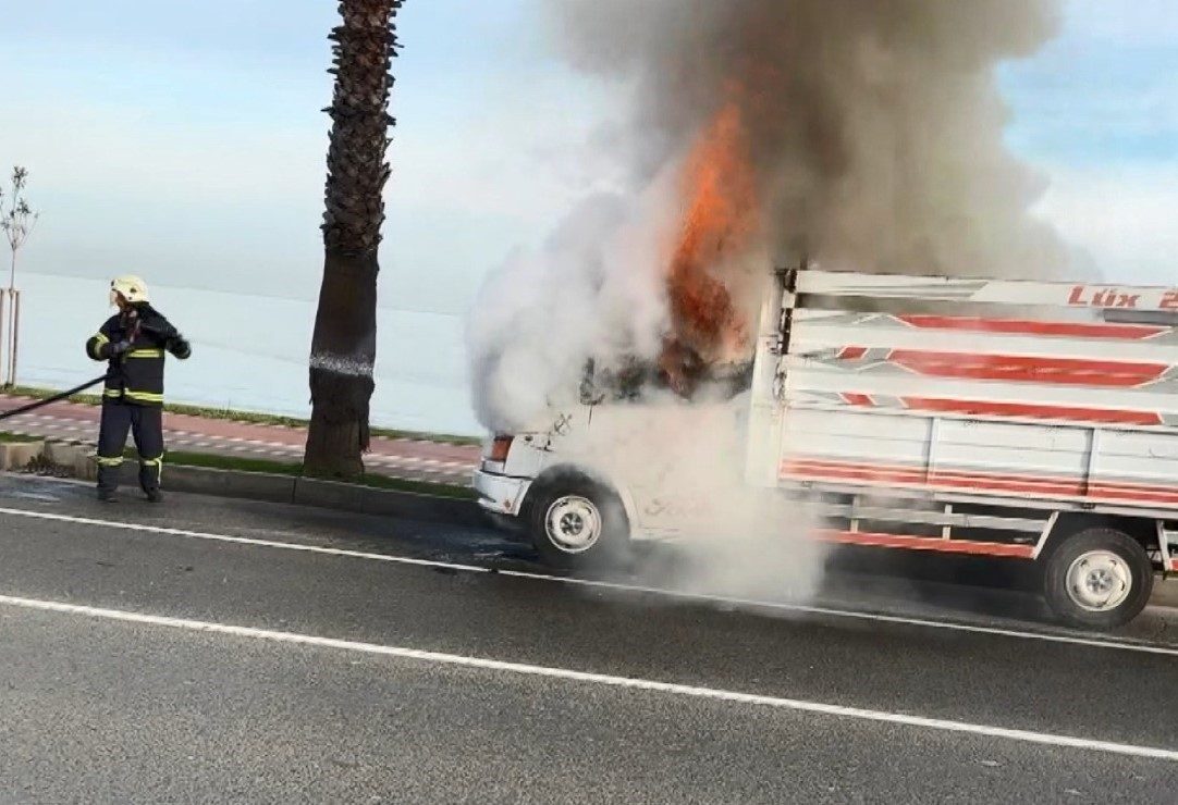 Ordu’da seyir halindeki kamyonetin motor kısmında çıkan yangın, itfaiye ekiplerince