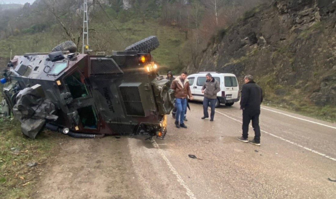 Ordu’nun Kabataş ilçesinde ticari araçla çarpışan askeri araç devrildi. Kaza,