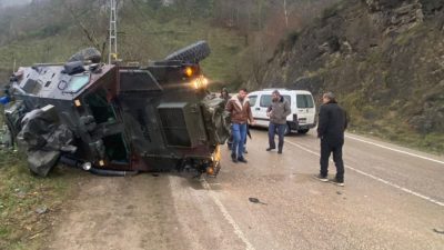 Ordu’nun Kabataş ilçesinde ticari araçla çarpışan askeri araç devrildi. Kaza,
