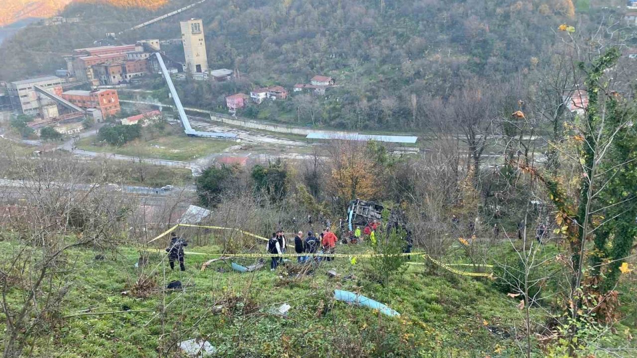 Zonguldak’ta 1 öğrencinin hayatını kaybettiği, 18 öğrenci ile sürücünün yaralandığı