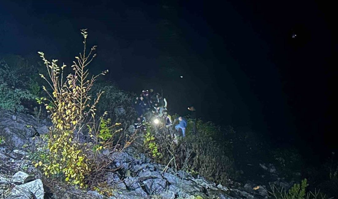 Kastamonu’nun İnebolu ilçesinde yaklaşık 25 metre yükseklikten şarampole yuvarlanan otomobilin