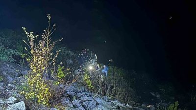 Kastamonu’nun İnebolu ilçesinde yaklaşık 25 metre yükseklikten şarampole yuvarlanan otomobilin