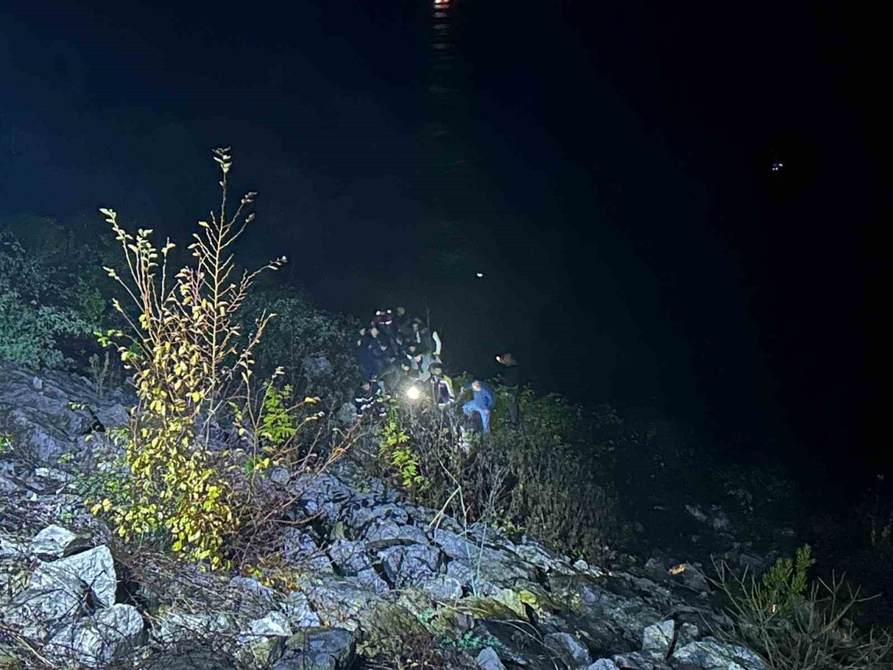 Kastamonu’nun İnebolu ilçesinde yaklaşık 25 metre yükseklikten şarampole yuvarlanan otomobilin