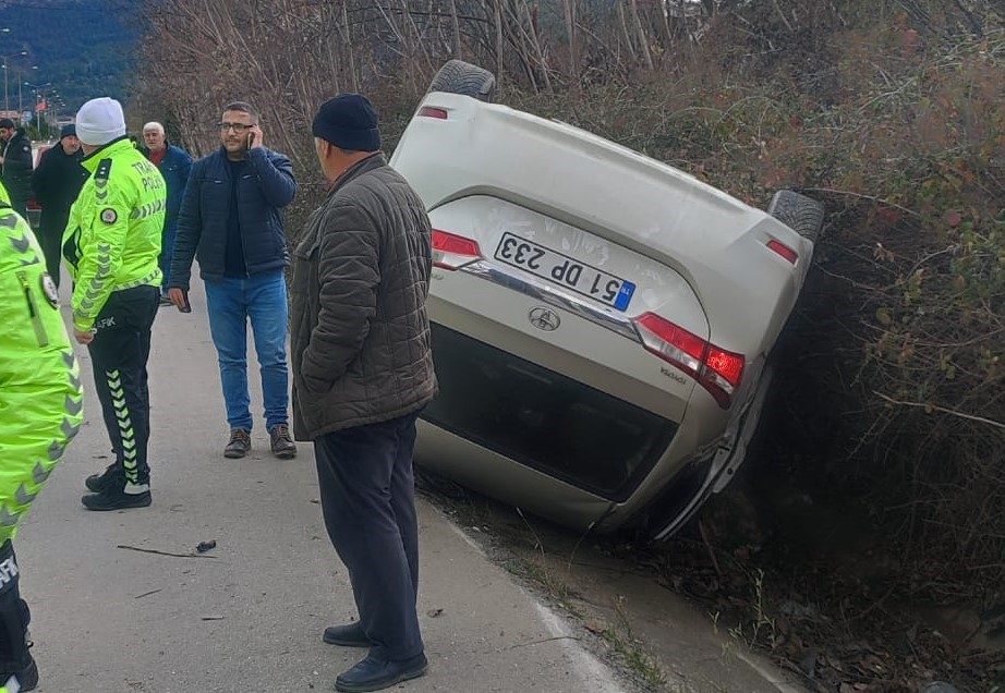 Amasya’da seyir halindeyken kontrolden çıkan otomobil takla attı. Yaralanan sürücü