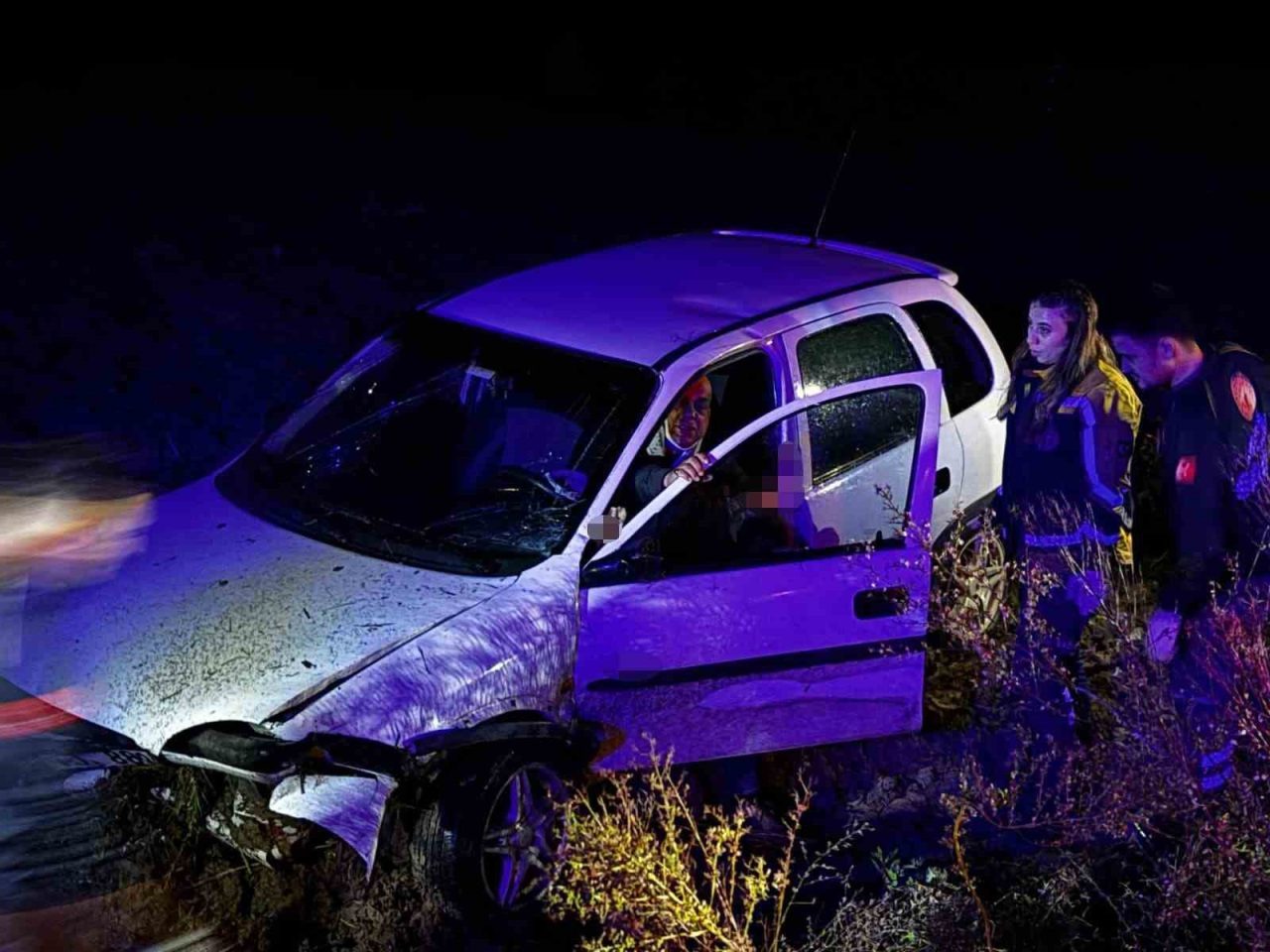 Sakarya’nın Akyazı ilçesinde kontrolden çıkıp tarlaya giren otomobilin sürücüsü, uzun