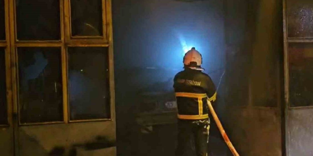 Sinop’ta bir otomobilde çıkan yangın, iş yerine sıçradı. Yangın, itfaiye