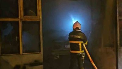 Sinop’ta bir otomobilde çıkan yangın, iş yerine sıçradı. Yangın, itfaiye