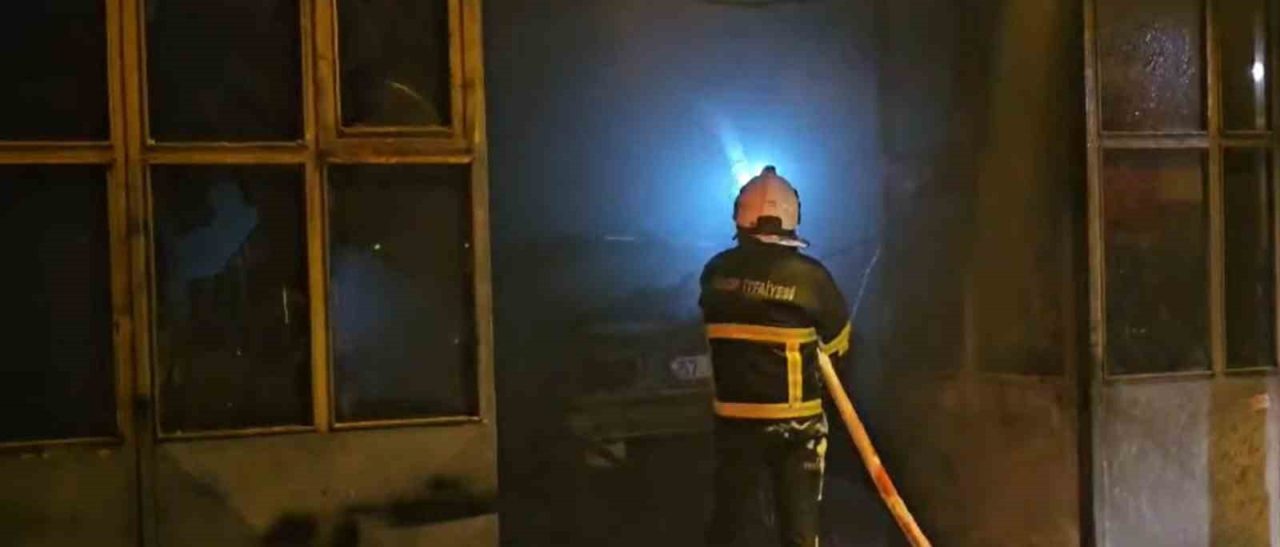 Sinop’ta bir otomobilde çıkan yangın, iş yerine sıçradı. Yangın, itfaiye