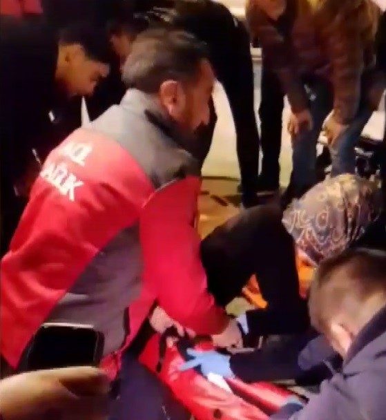 Erzincan 13 Şubat Caddesi’nde otomobil ile motosikletin çarpıştığı kazada motosiklet