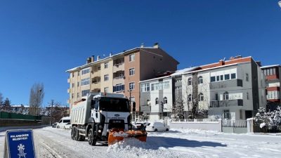 Palandöken Belediyesi karla mücadele ekipleri, yoğun kar yağışına karşı sahadaki