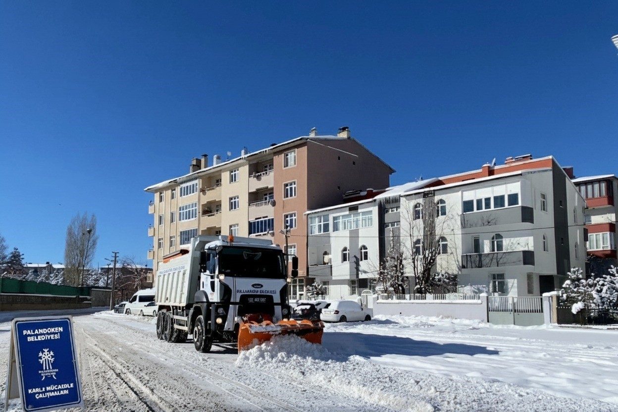 Palandöken Belediyesi karla mücadele ekipleri, yoğun kar yağışına karşı sahadaki