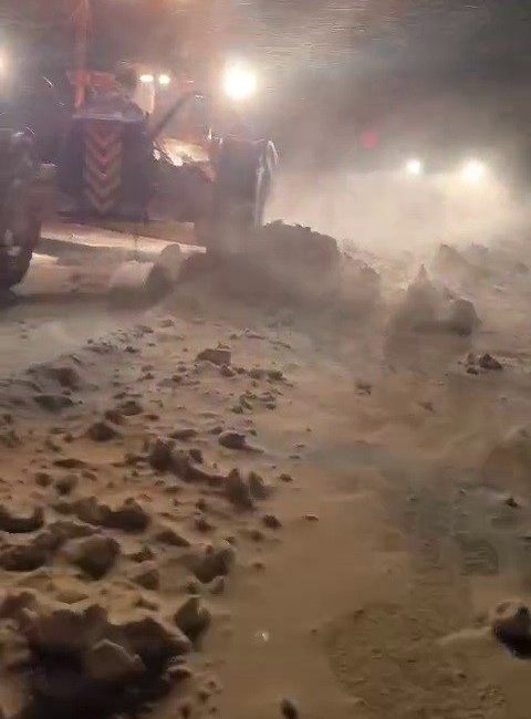 Erzurum Tekman yolunda kar ve tipi nedeniyle mahsur kalan araçlar