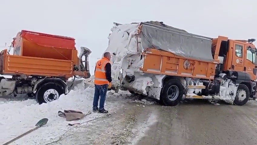 Erzurum’da iki gündür etkili olan yoğun kar yağışı ve tipi