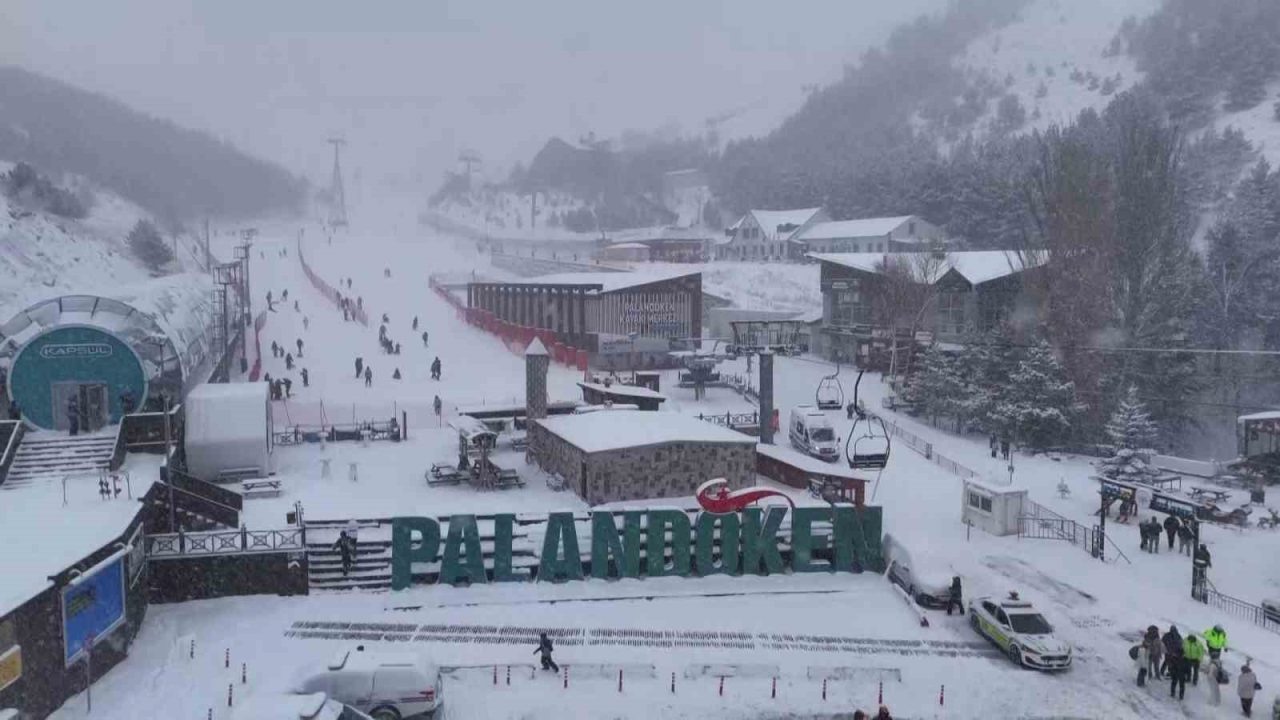 Erzurum’da yaklaşan yılbaşı öncesi yaşanan etkili olan kar yağışı Palandöken