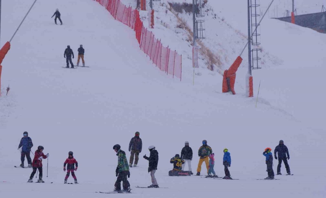 Dünyanın en uzun ve en dik kayak pistlerine sahip Palandöken,