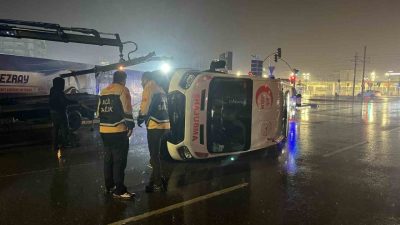 Kocaeli’nin İzmit ilçesinde panelvan ile çarpışan ambulansın devrilmesi neticesinde meydana