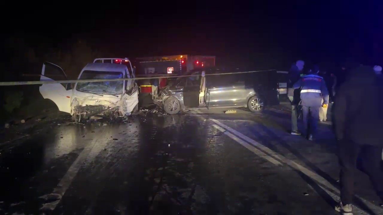 Sakarya’nın Pamukova ilçesinde panelvan ile kamyonetin çarpışması neticesinde meydana gelen