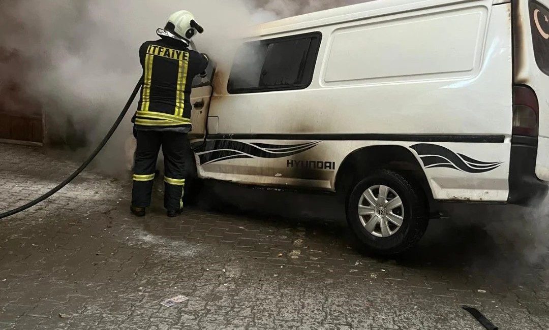 Kastamonu’da park halindeyken motor aksamında yangın çıkan minibüs kullanılmaz hale