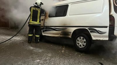 Kastamonu’da park halindeyken motor aksamında yangın çıkan minibüs kullanılmaz hale