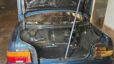 Sakarya’nın Kaynarca ilçesinde park halindeki otomobilde çıkan yangın itfaiye ekiplerince