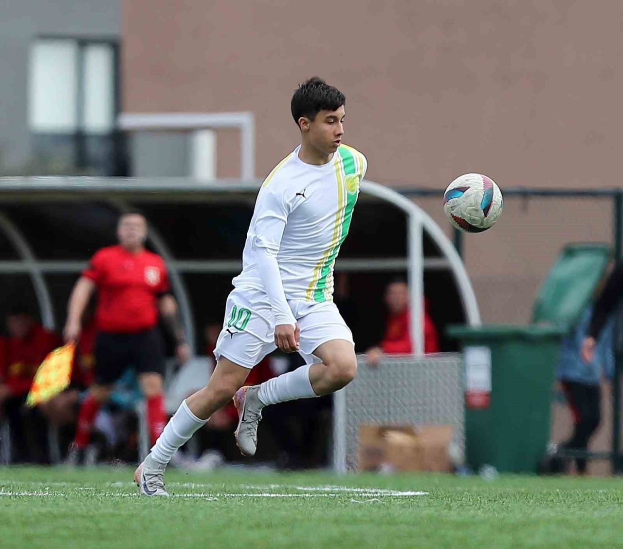 Geçtiğimiz yıl 1966 Edremitspor’dan transfer edilen genç futbolcu Egehan Kolçak,
