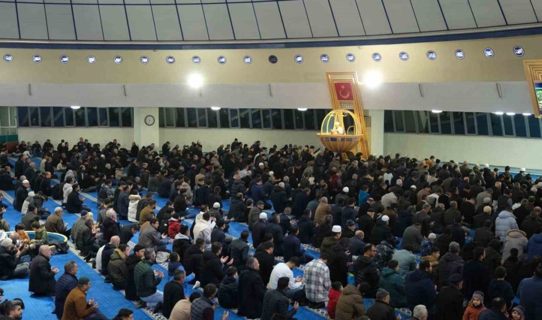 Regaip Kandili dolayısıyla Terzibaba Camii’nde düzenlenen kandil programında Kur’an-ı Kerim