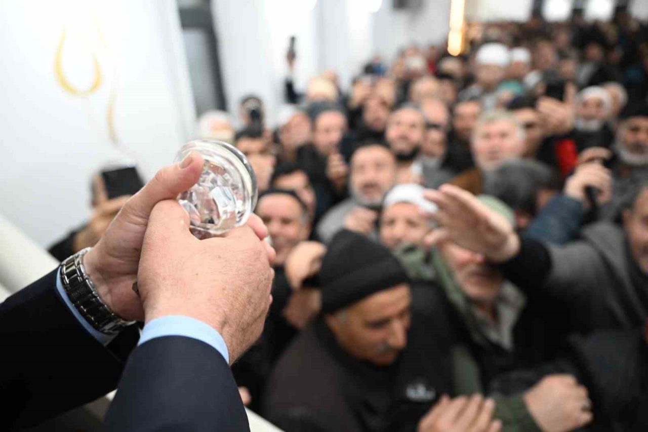 Üç ayların başlangıcı olarak kabul edilen Regaip Kandilinde Erzurumlular camilere