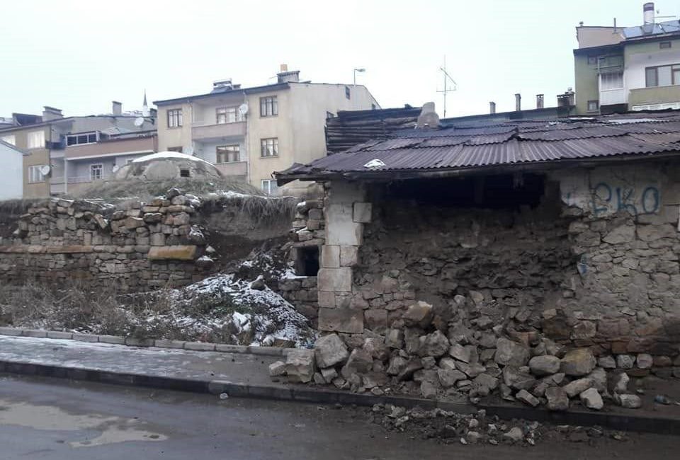 Bayburt’un Tuzcuzade Mahallesi’nde bulunan ve restorasyon kapsamına alınacağı açıklanan tarihi