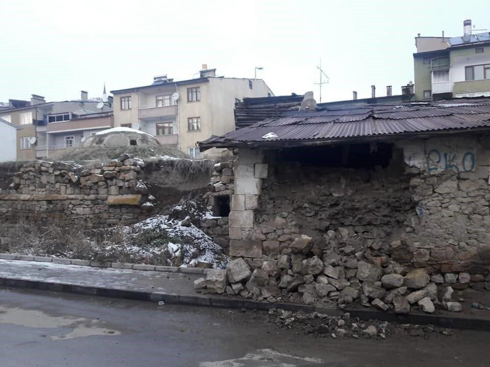 Bayburt’un Tuzcuzade Mahallesi’nde bulunan ve restorasyon kapsamına alınacağı açıklanan tarihi