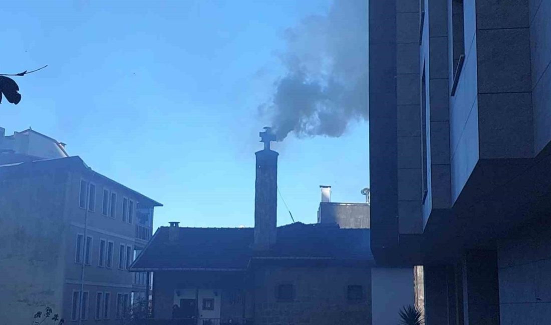 Rize’de bir işletmenin bacasında çıkan yangın, şehri dumana boğdu. Olay,