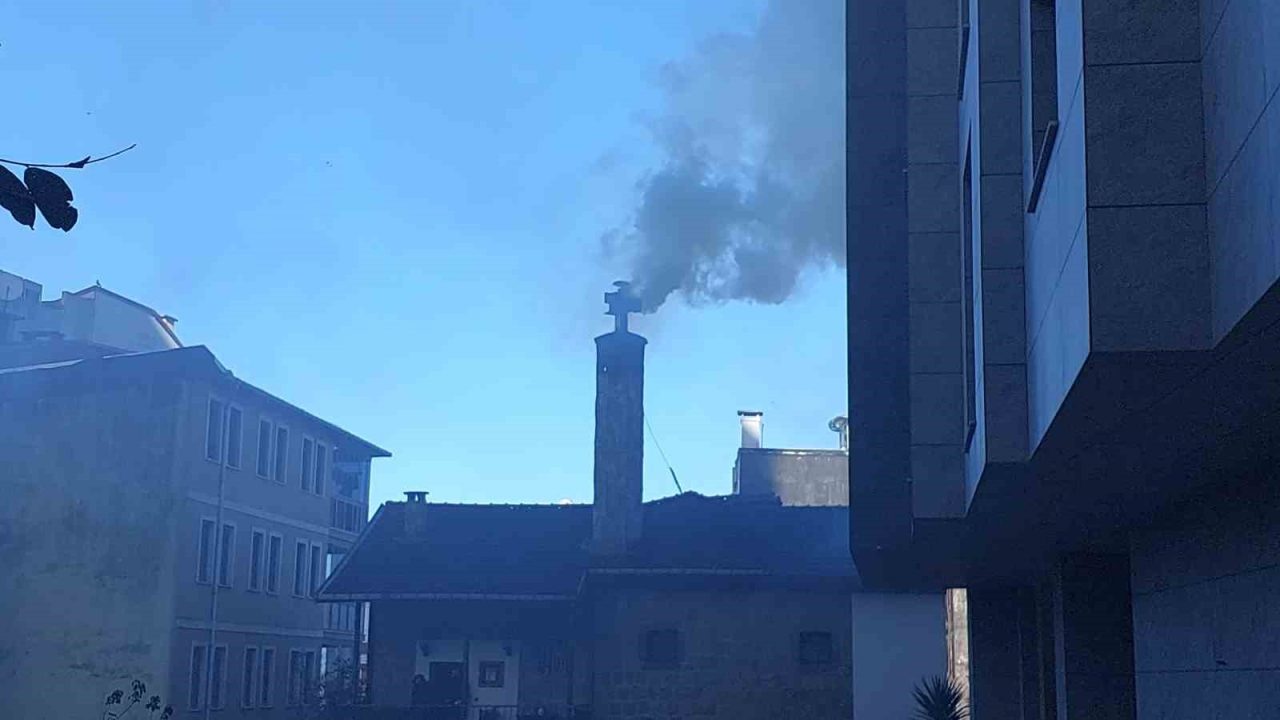 Rize’de bir işletmenin bacasında çıkan yangın, şehri dumana boğdu. Olay,