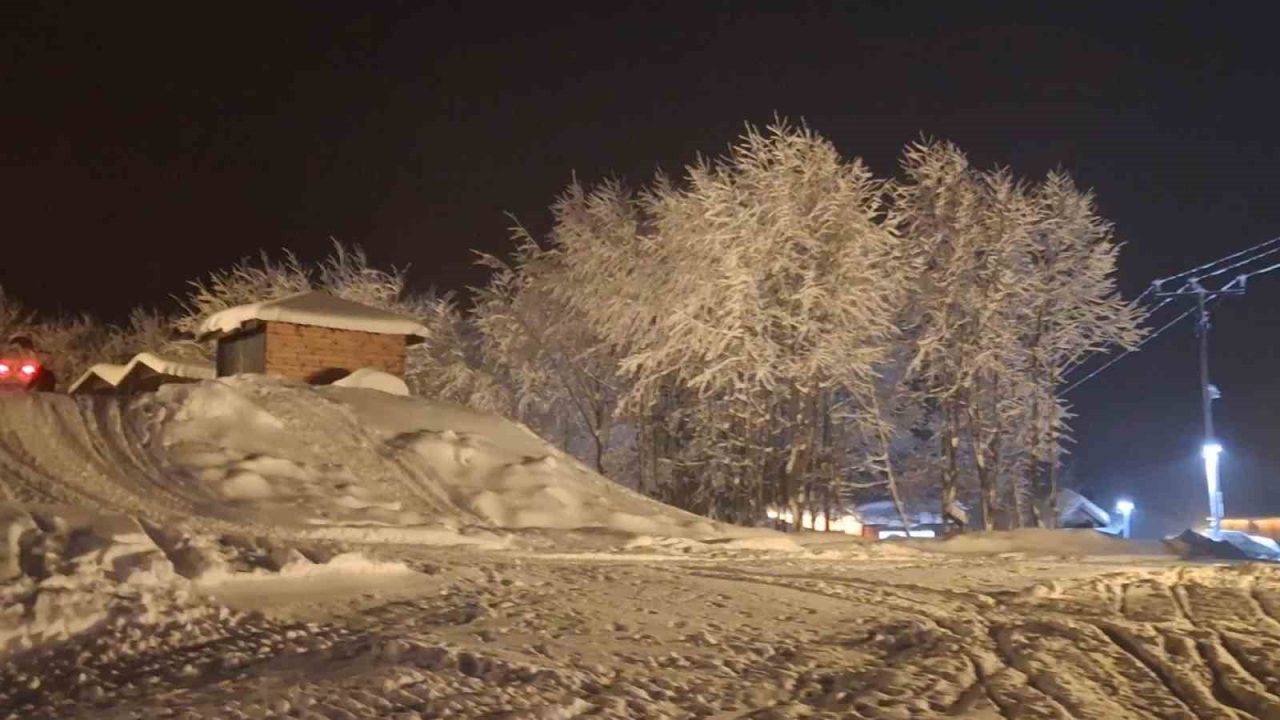 Rize’de beklenen kar yağışı başladı, yüksek yerler beyaza bürüdü. Meteoroloji