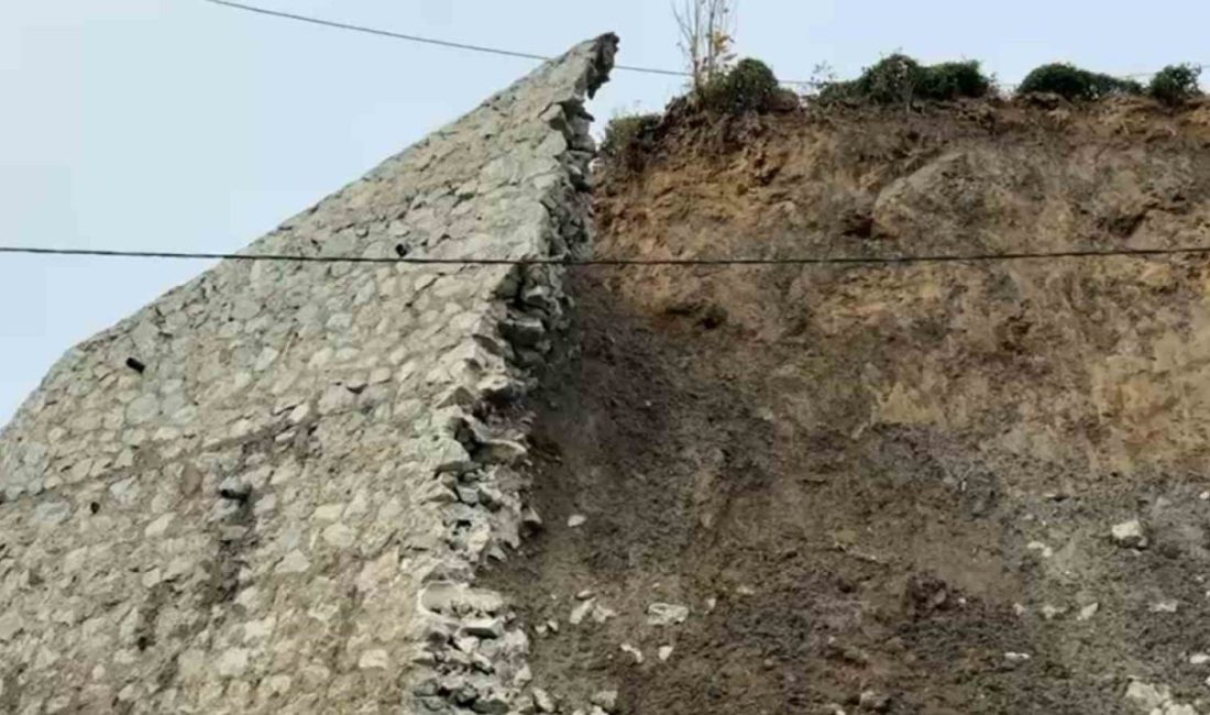 Rize’de şiddetli yağmurların ardından suya doyan toprak istinat duvarının çökmesine