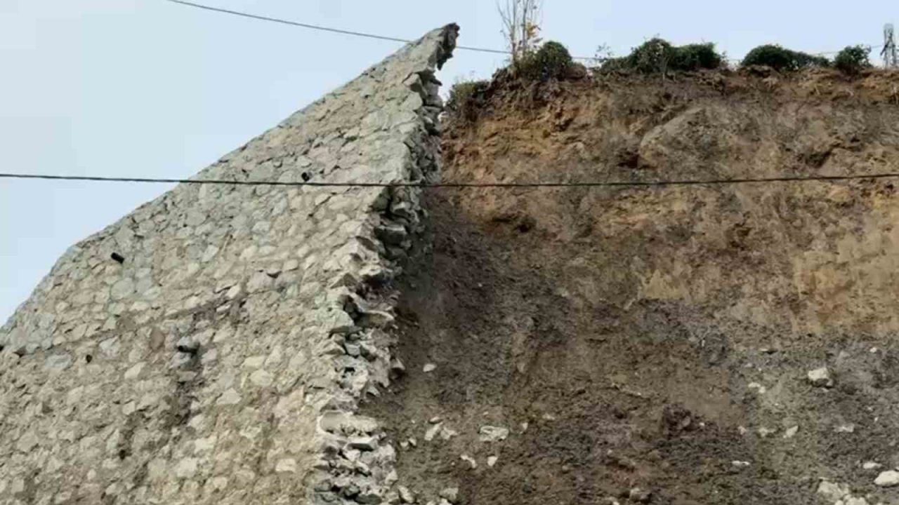 Rize’de şiddetli yağmurların ardından suya doyan toprak istinat duvarının çökmesine