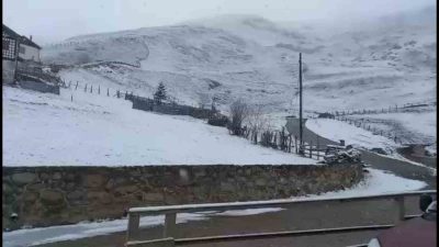 Rize’nin yüksek kesimlerinde kar yağışı etkili oluyor. Kaçkarlar’ın zirvelerinde dün