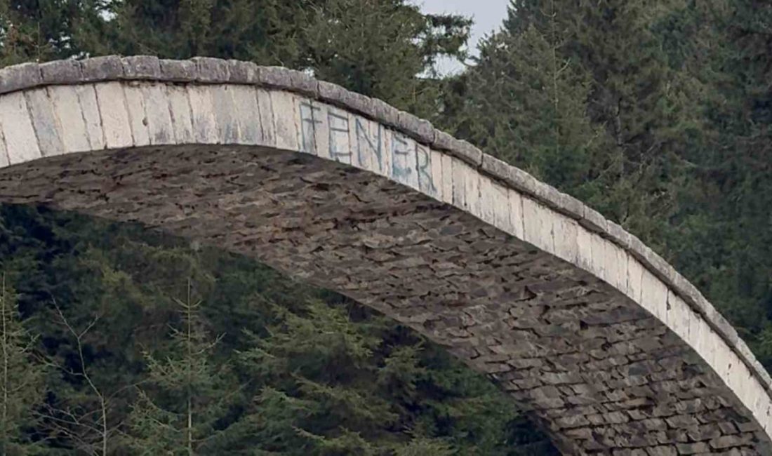 Rize’de tarihi kemer köprüye sprey boya ile ‘Fener’ ve ‘1907’