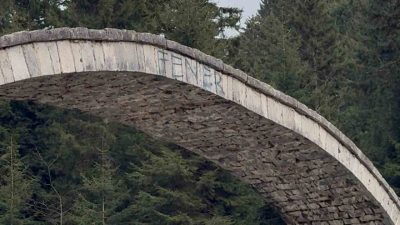 Rize’de tarihi kemer köprüye sprey boya ile ‘Fener’ ve ‘1907’