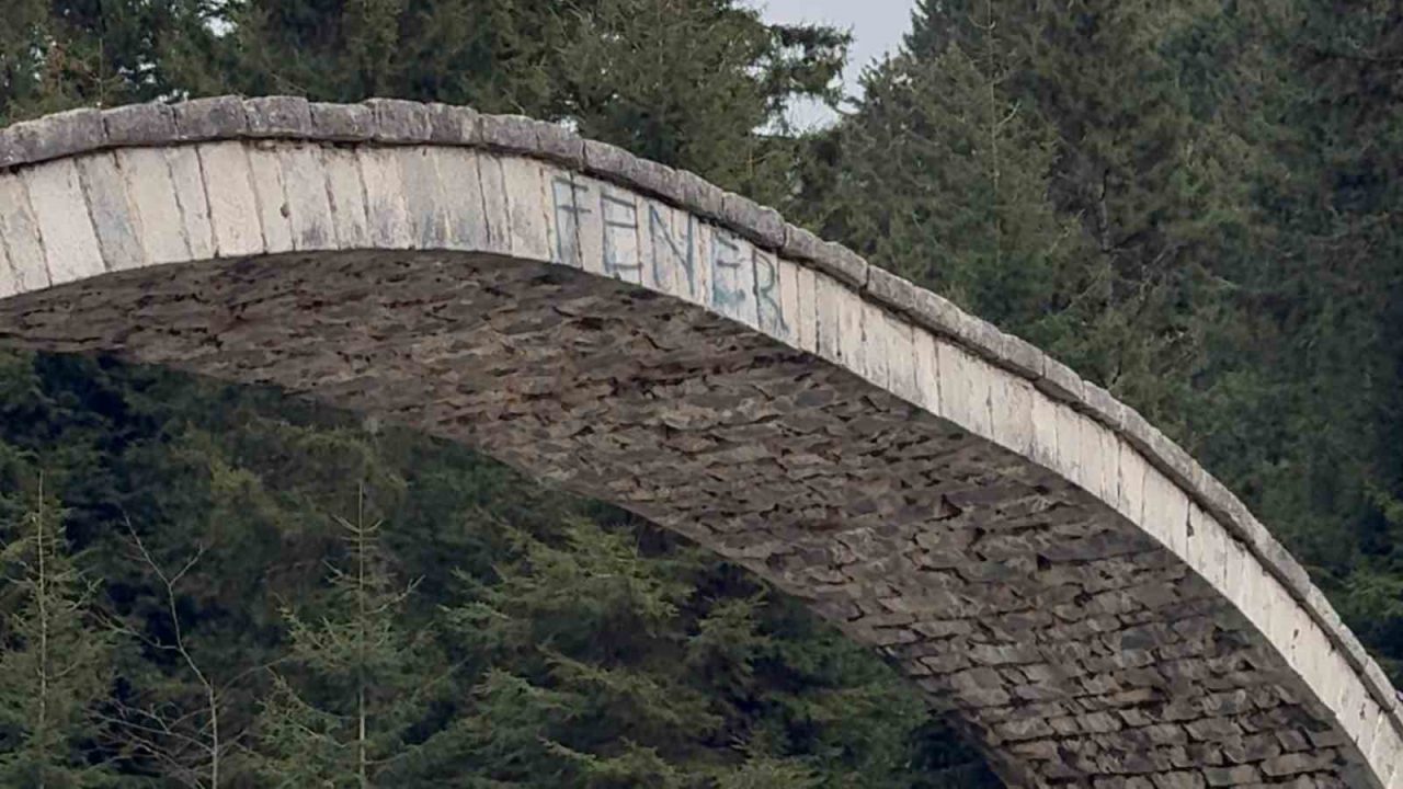 Rize’de tarihi kemer köprüye sprey boya ile ‘Fener’ ve ‘1907’